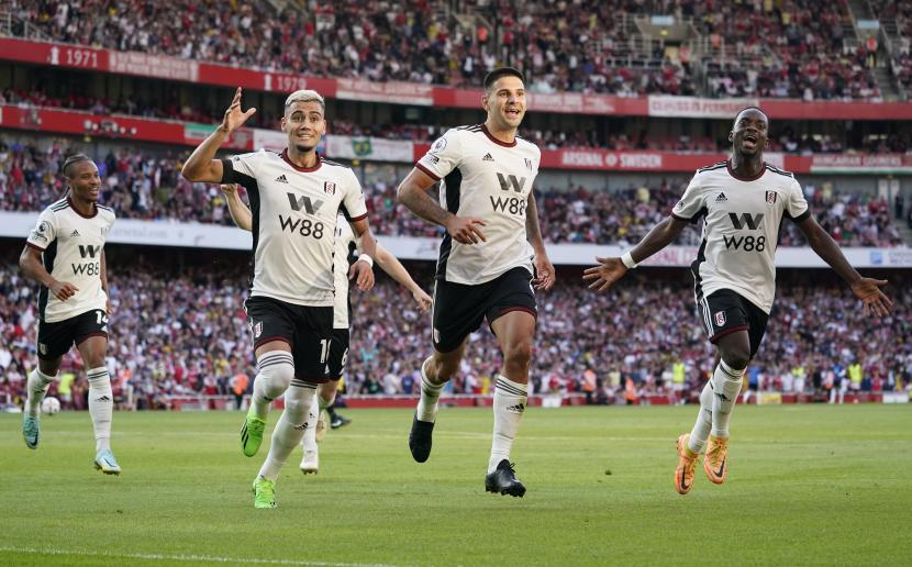 Pemain Fulham Aleksandar Mitrovic, tengah, merayakan setelah mencetak gol pembuka timnya selama pertandingan sepak bola Liga Inggris antara Arsenal dan Fulham di Stadion Emirates, London, Inggris, Sabtu, 27 Agustus 2022. 
