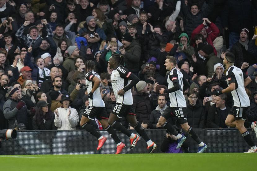 Pemain Fulham Bobby De Cordova-Reid (kiri) merayakan gol ke gawang Arsenal dalam lanjutran Liga Primer Inggris di Craven Cottage, London, Ahad (31/12/2023).