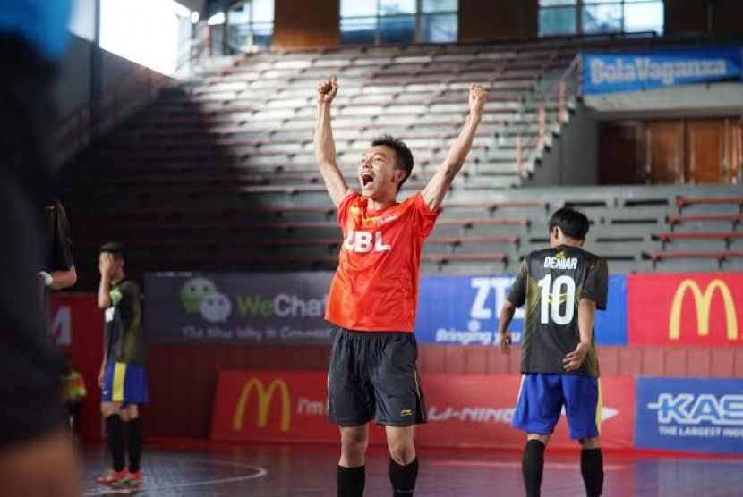 Pemain futsal Universitas Budi Luhur merayakan kemenangan mereka atas Universitas Airlangga. Dengan hasil ini UBL berhasil tembus ke babak final LIMA 2014