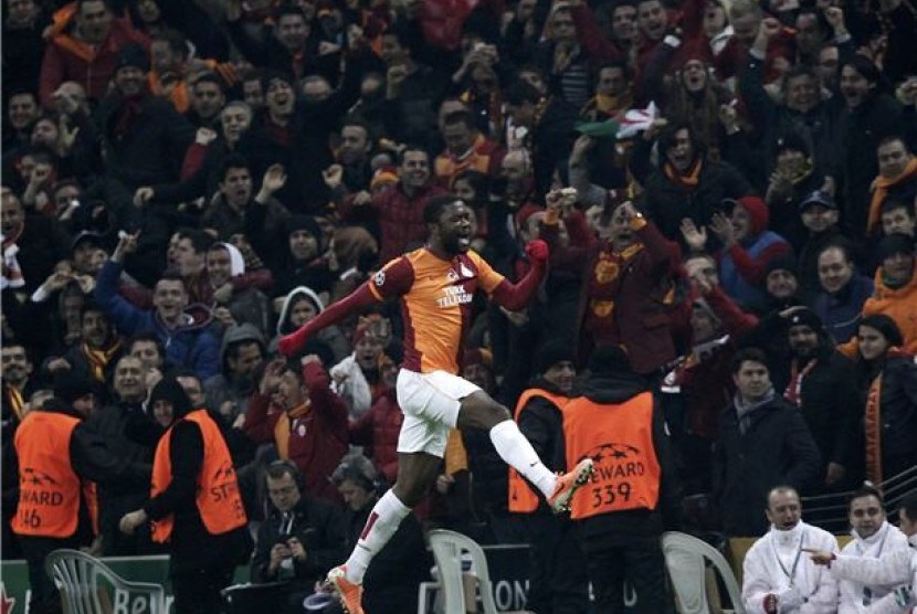 Pemain Galatasaray, Aurelien Chedjou, meluapkan emosi usai menjebol gawang Chelsea dalam leg pertama babak 16 besar Liga Champions di Turk Telekom Arena, Istanbul, Turki, Rabu (26/2). 