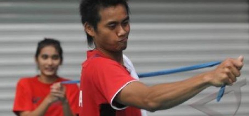 Pemain Ganda Campuran Tantowi Ahmad melakukan latihan bersama tim Indonesia. 