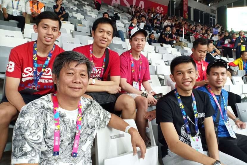Pemain bulu tangkis ganda putra Indonesia dan pelatih kepala Herry IP (depan).