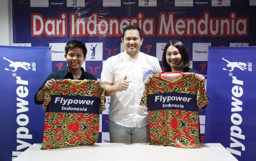 Pemain Ganda Putri Indonesia Ribka/Fadia berpose bersama Hariyanto Arbi, pemilik Flypower yang menjadi sponsor baru mereka. 