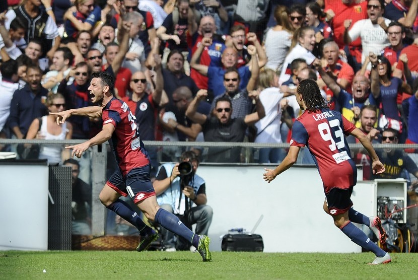 Pemain Genoa Blerim Dzemaili melakukan selebrasi bersama rekannya Diego Laxalt usai mencetak gol saat melawan AC Milan di Marassi Stadium, 27 September 2015. 
