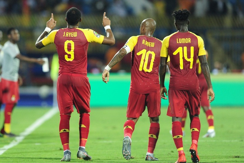 Pemain Ghana Jordan Ayew (kiri) merayakan golnya ke gawang Guinea-Bissau.