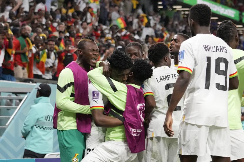 Pemain Ghana Mohammed Kudus merayakan dengan rekan satu timnya setelah mencetak gol ketiga timnya selama pertandingan sepak bola grup H Piala Dunia antara Korea Selatan dan Ghana, di Stadion Education City di Al Rayyan, Qatar, Senin, 28 November 2022. 