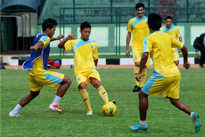 Pemain Gresik United melakukan uji lapang jelang laga Indonesia Super League (ISL) 2013. 