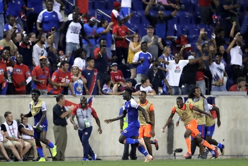 Pemain Haiti Djimy Bend Alexis merayakan kemenangan atas Kosta Rika di Piala Emas
