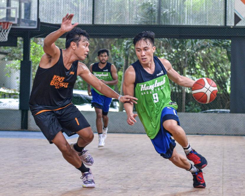 Pemain Hangtuah Sevly Rondonuwu membawa bola dalam uji coba dengan tim Bumi Borneo Basketball di Jakarta Selatan, Jumat (3/12).