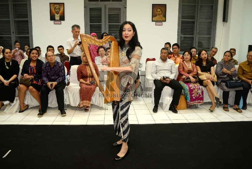 Pemain harpa, Maya Hasan.