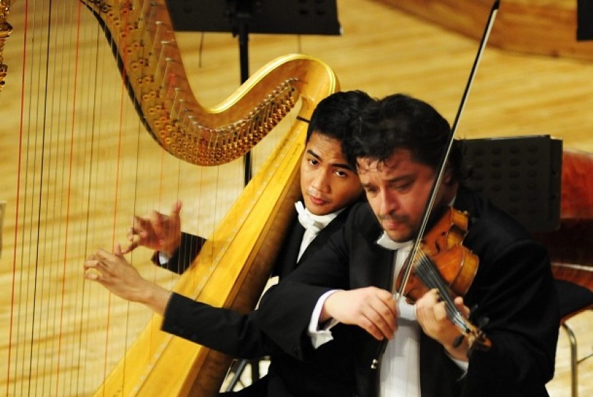 Pemain Harpa Rama Widi dalam satu penampilannya bersama Symphonia Vienna Orchestra