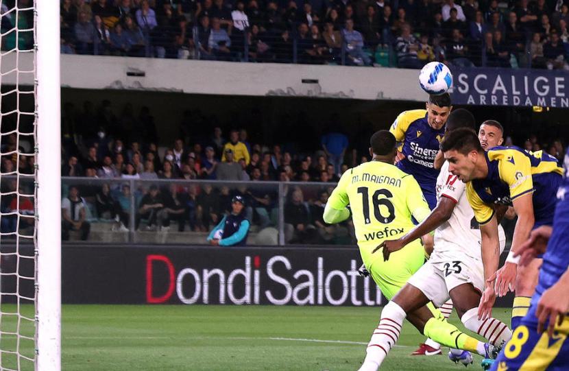 Pemain Hellas Verona Marco Davide Faraoni (belakang) menyundul bola untuk menghasilkan gol bagi timnya saat menjamu AC Milan pada lanjutan Liga Italia Serie A 2021/2022, Senin (9/5/2022). 