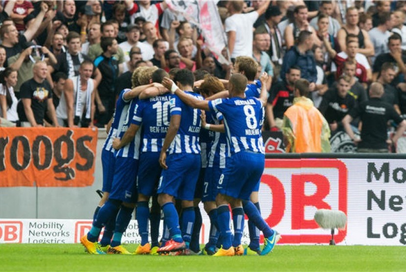 Pemain Hertha Berlin melakukan selebrasi usai menjebol gawang Eintracht Frankfurt dalam laga Bundesliga Jerman di Stadion Olimpiade, Berlin, Sabtu (10/8). 