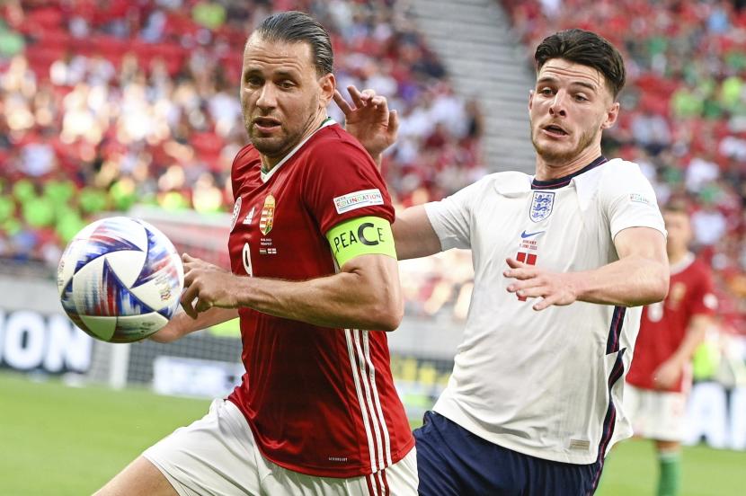 Pemain Hongaria Adam Szalai, kiri, beraksi melawan Declan Rice dari Inggris selama pertandingan sepak bola UEFA Nations League antara Hongaria dan Inggris di Puskas Arena di Budapest, Hongaria, Sabtu, 4 Juni 2022.