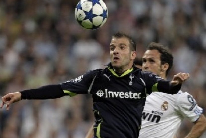 Pemain Hotspur, Rafael van Der Vart (kiri) dan Ricaldo Carvalho dari Madrid berebut bola.