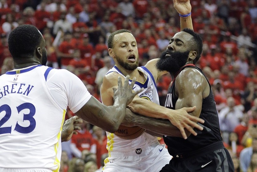   Pemain Houston Rockets James Harden dihadang pemain Golden State Warriors Stephen Curry di gim kedua final wilayah barat NBA