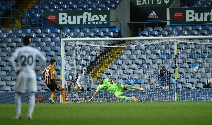  Pemain Hull City Alfie Jones of Hull berhasil mengeksekusi penalti kemenangan saat timnya menghadapi Leeds United di Piala Carabao, Kamis (17/9).