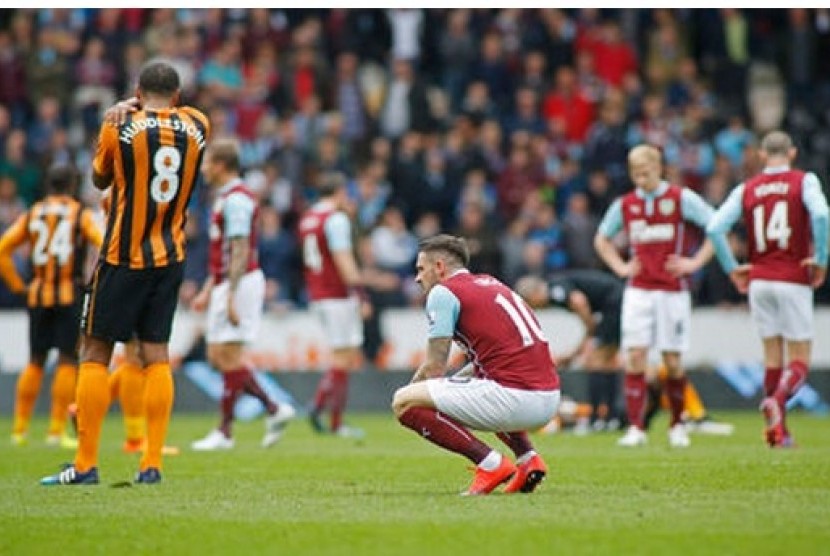 Pemain Hull City (kuning hitam) dan Burnley. 