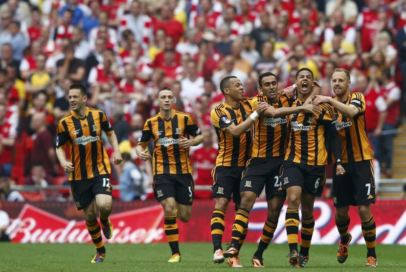 Pemain Hull City melakukan selebrasi usai menjebol gawang Arsenal dalam laga final Piala FA di Stadion Wembley, London, Sabtu (17/5). 