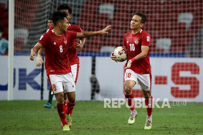 Pemain timnas U-23  Indonesia, Egy Maulana Vikri (kanan) berlari dengan bola setelah mencetak gol.
