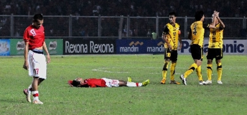 Pemain Indonesia Ferdinand Sinaga (17) berjalan lesu usai kalah pada lanjutan pertandingan Sepakbola SEA Games di Stadion Utama Gelora Bung Karno, Jakarta, Kamis (17/11) malam.