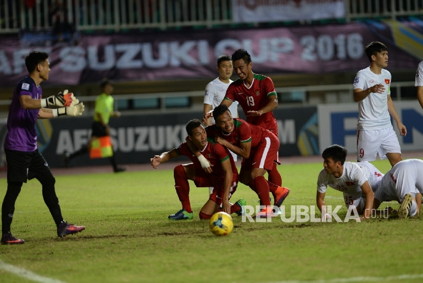 Pemain Indonesia Hansamu Yama (dari kiri), Ferdinand Sinaga, dan Bayu Pradana merayakan gol ke gawang Vietnam saat Semifinal I AFF 2016 di Stadion Pakansari, Bogor, Jawa Barat, Sabtu (3/12) malam.