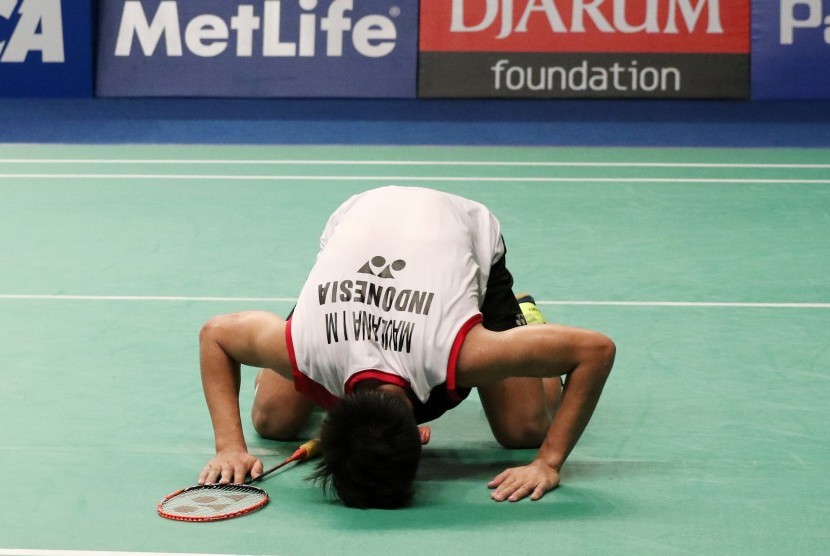 Pemain Indonesia, Ihsan Maulana Mustofa bersujud di tengah lapangan Istora Senayan sebagai rasa syukurnya bisa menang dan lolos ke babak semifinal BCA Indonesia Open Super Series Premier 2016, Jumat (3/6).