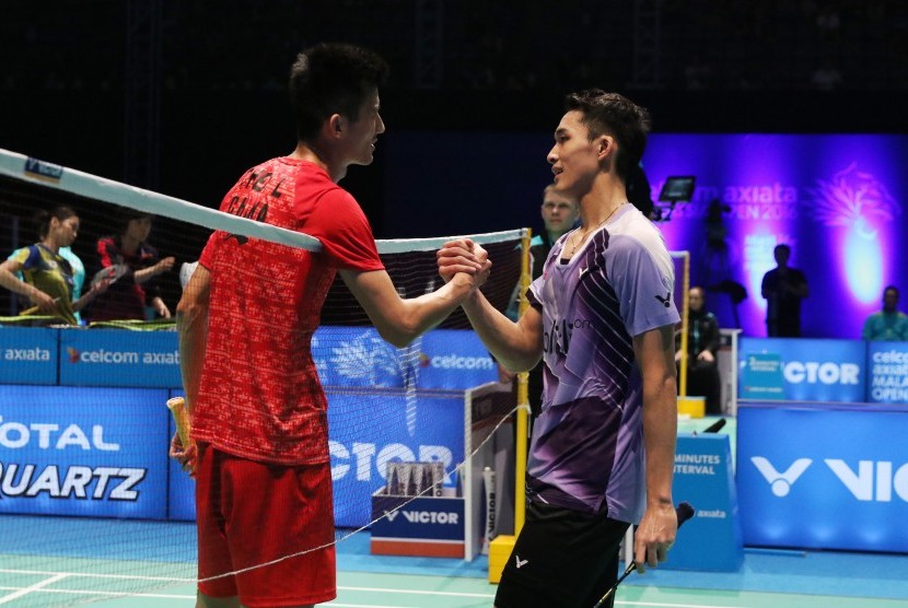 Pemain Indonesia, Jonatan Christie saat melawan pemain peringkat satu dunia asal Cina, Chen Long di babak semifinal Malaysia Open Super Series Premier 2016, Sabtu (9/4).