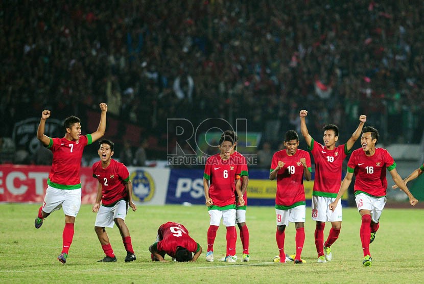    Pemain Indonesia meluapkan emosinya usai memenangi pertandingan Final Piala AFF U19 di Stadion Deltra Sidoarjo, Jawa Timur, Ahad (22/9).  (Republika/Edwin Dwi Putranto)