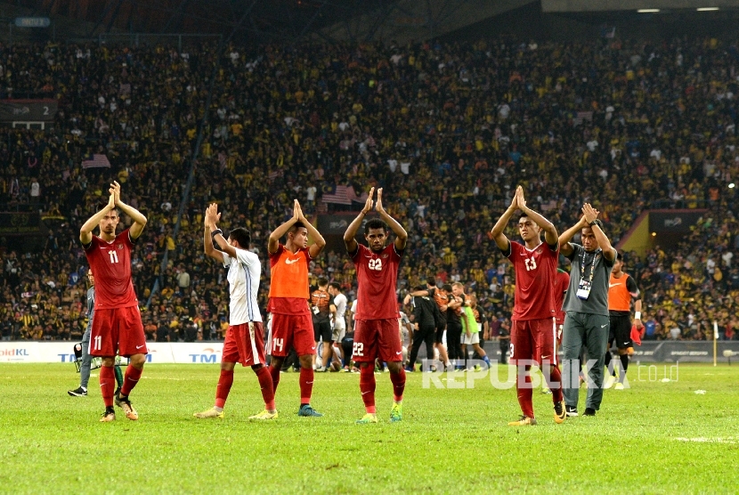 Pemain Indonesia memberikan salam terima kasih kepada suporter usai melawan Malaysia pada semi final nomor Sepak Bola SEA Games 2017 Kuala Lumpur di Stadion Shah Alam, Malaysia, Sabtu (26/8) malam. 