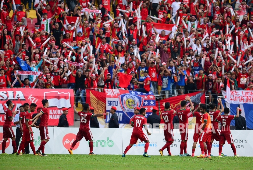  Pemain Indonesia mendekati suporter usai menang melawan Myanmar pada laga perebutan tempat ke-3 SEA Games 2017 Kuala Lumpur di Stadium Selayang, Malaysia, Selasa (29/8).