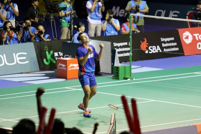 Pemain Indonesia Sony Dwi Kuncoro meluapkan kegembiraannya setelah menaklukkan pemain Cina, Lin Dan dan lolos ke babak final Singapore Open SS 2016