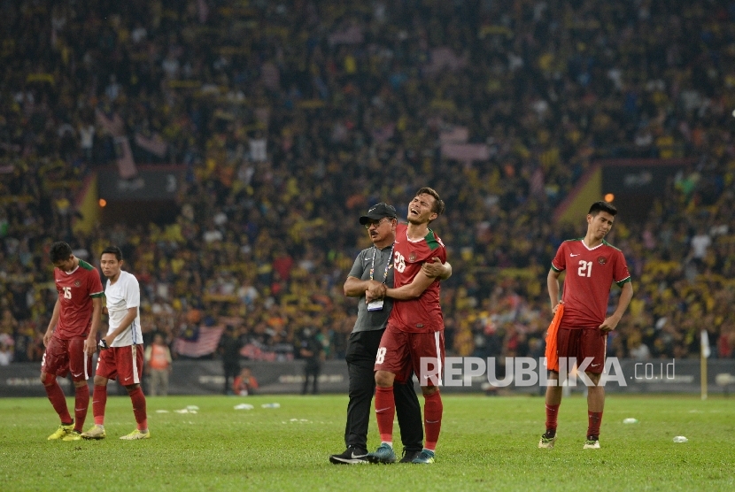   Pemain Indonesia tertunduk lesu usai melawan Malaysia pada semi final nomor Sepak Bola SEA Games 2017 Kuala Lumpur di Stadion Shah Alam, Malaysia, Sabtu (26/8) malam.