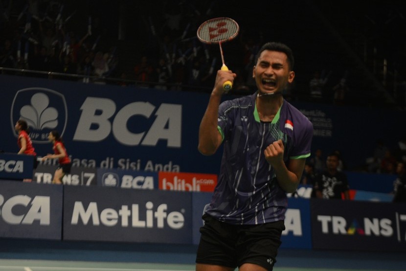 Pemain Indonesia, Tommy Sugiarto berteriak usai mengalahkan unggulan dua dari Cina, Lin Dan di babak pertama BCA Indonesia Open SSP 2015