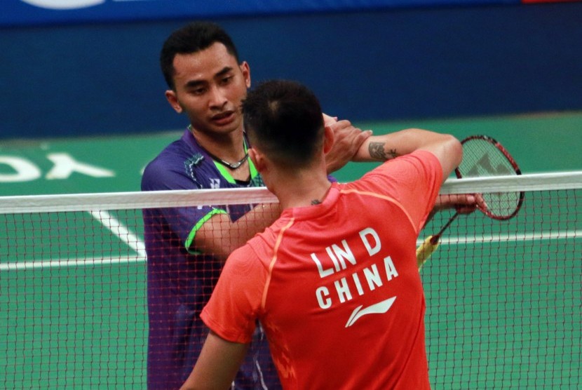 Pemain Indonesia Tommy Sugiarto menyalami lawannya, Lin Dan setelah mengalahkannya di babak pertama BCA Indonesia Open SSP 2015