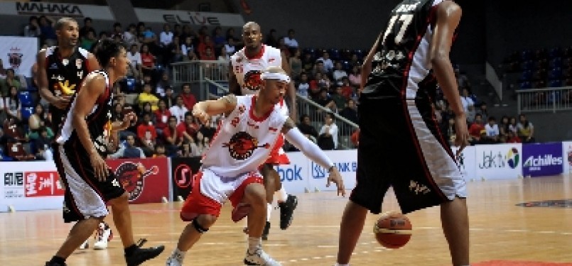 Pemain Indonesia Warriors, Mario Wuysang, menggiring bola dalam pertandingan lanjutan Asean Basketball League (ABL) 2012. 