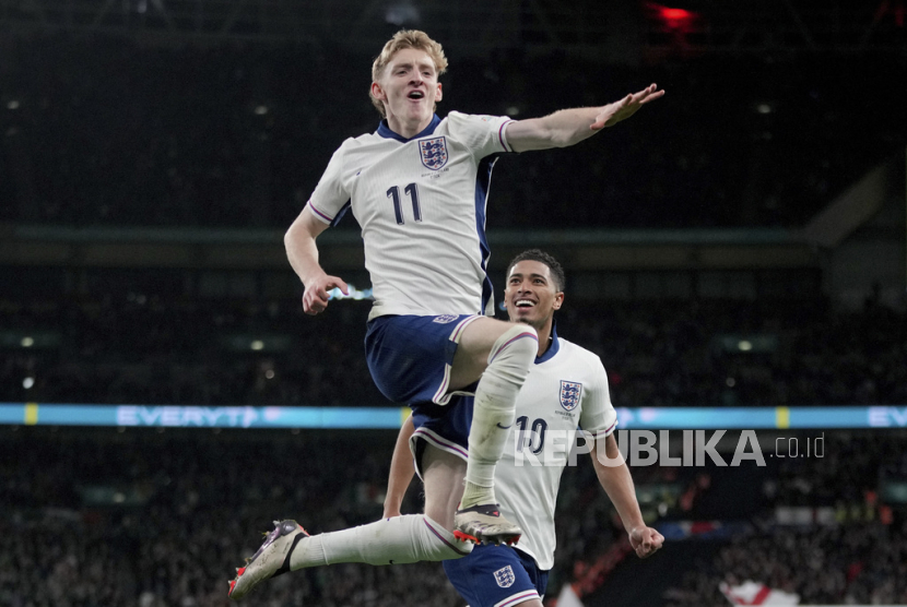 Pemain Inggris Anthony Gordon merayakan golnya ke gawang Irlandia dalam pertandingan UEFA Nations League di Stadion Wembley, London, Senin, 18 November 2024 dini hari WIB. 