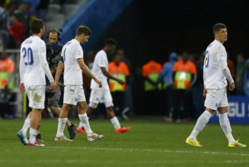 Pemain Inggris berjalan lesu meninggalkan lapangan usai dikalahkan Uruguay dalam laga Piala Dunia 2014 di Corinthians Arena, Sao Paulo, Brasil, Jumat (20/6).