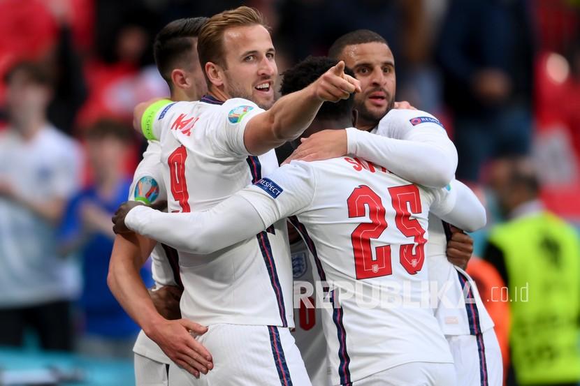 Pemain Inggris Harry Kane dan Bukayo Saka merayakan gol pembuka timnya, pada pertandingan grup D kejuaraan sepak bola Euro 2020 antara Republik Ceko dan Inggris, di stadion Wembley di London,  Rabu (23/6) dini hari WIB.