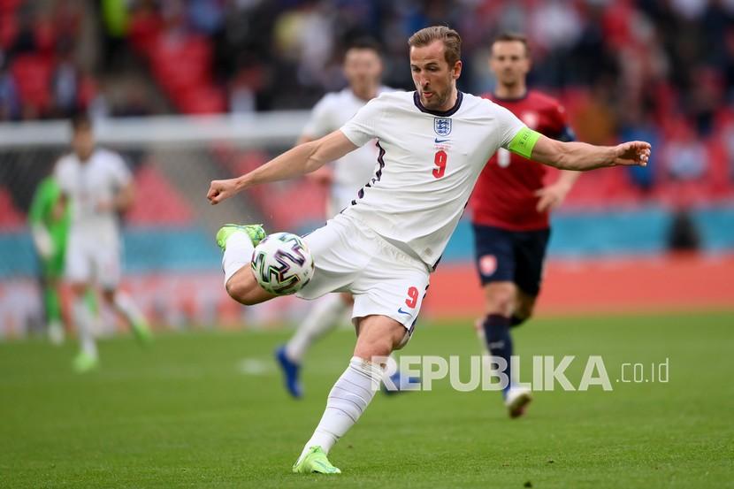 Pemain Inggris Harry Kane melepaskan tembakan saat pertandingan grup D kejuaraan sepak bola Euro 2020 antara Republik Ceko dan Inggris, di stadion Wembley di London,  Rabu (23/6) dini hari WIB.