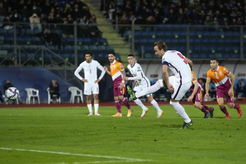 Penyerang Inggris Harry Kane mencetak gol ketiga alias hattrick selama pertandingan sepak bola kualifikasi Grup I Piala Dunia 2022 antara San Marino dan Inggris di Stadion Olimpiade, di Serravalle, San Marino, Senin, 15 November 2021.