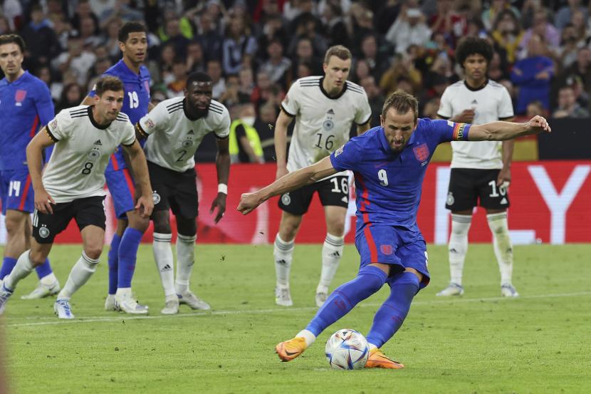 Pemain Inggris Harry Kane mencetak gol pembuka timnya selama pertandingan sepak bola UEFA Nations League antara Jerman dan Inggris di Allianz Arena, di Munich, Jerman, Selasa, 7 Juni 2022.
