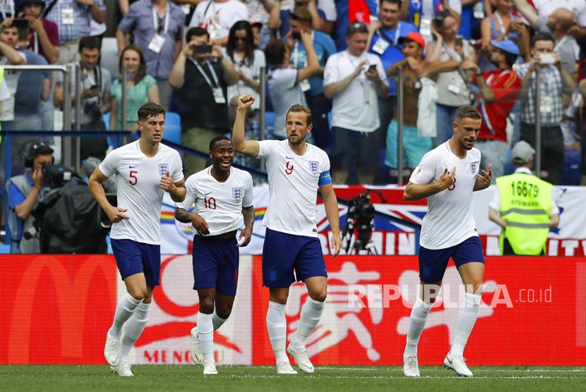 Pemain Inggris Harry Kane merayakan gol dengan rekan setimnya setelah mencetak gol kedua timnyapada  pertandingan grup G Piala Dunia 2018 antara Inggris dan Panama   di Nizhny Novgorod Stadium , Rusia, Ahad (24/6).