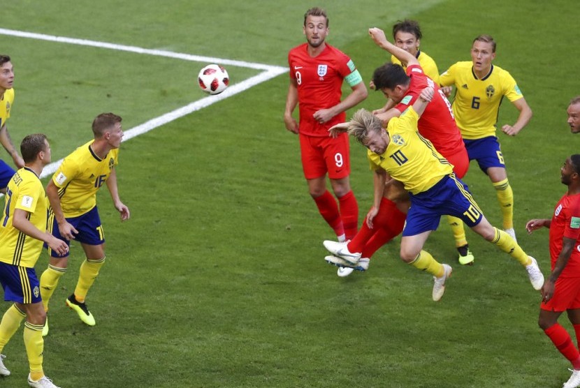 Pemain Inggris Harry Maguire, kanan tengah, menyundul bola untuk mencetak gol pembuka selama pertandingan perempat final antara Swedia dan Inggris di Piala Dunia 2018 sepak bola di Samara Arena, di Samara, Rusia, Sabtu, 7 Juli 2018. 