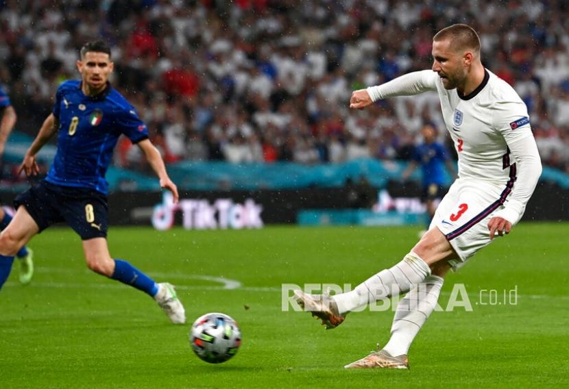 Pemain Inggris Luke Shaw melakukan tembakan saat pertandingan final kejuaraan sepak bola Euro 2020 antara Inggris dan Italia di Stadion Wembley di London, Senin (12/7) dini hari WIB.