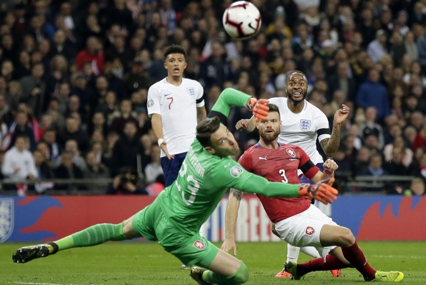   Pemain Inggris Raheem Sterling (kanan) mencetak gol ketiganya dalam babak kualifikasi Piala Eropa 2020 yang mempertemukan Inggris dengan Republik Cheska di stadion Wembley, London, Sabtu (23/3).