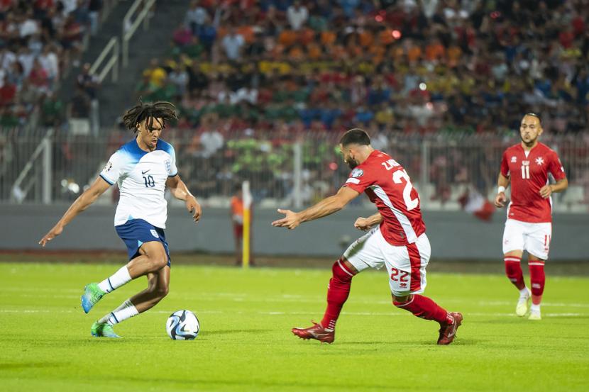 Pemain Inggris Trent Alexander Arnold (kiri) beraksi saat melawan Malta pada laga Grup C Kualifikasi Euro 2024.