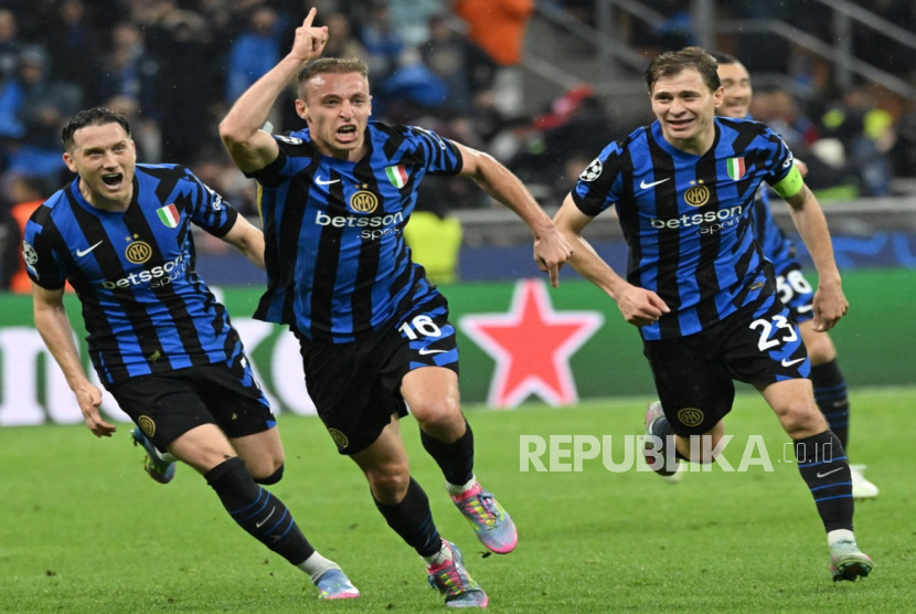 Pemain Inter, Davide Frattesi (tengah) merayakan golnya yang membawa timnya menang 4-3 dalam pertandingan leg kedua semifinal Liga Champions UEFA antara Inter Milan dan FC Barcelona, ??di Milan, Rabu (7/5/2025) dini hari WIB.