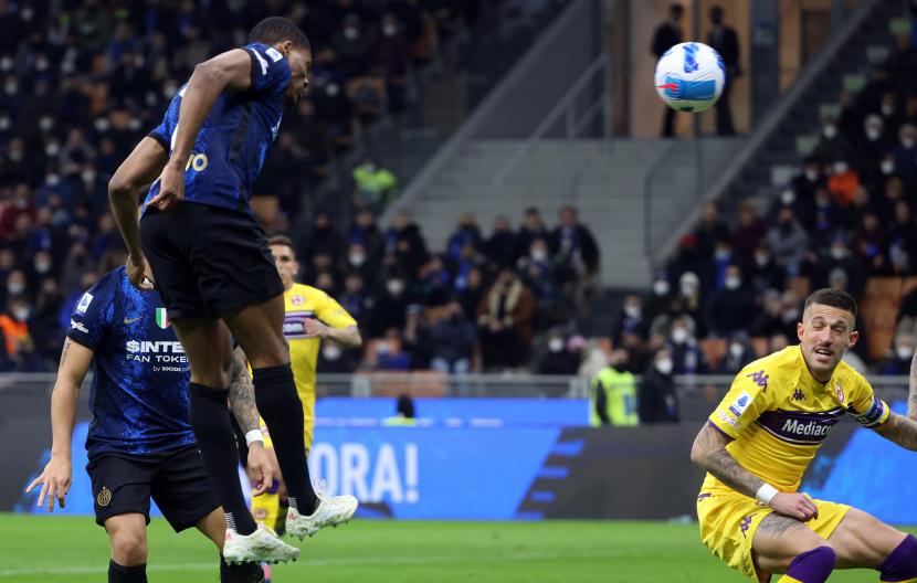 Pemain Inter Milan Denzel Dumfries (kiri) menyamakan kedudukan 1-1 pada pertandingan sepak bola Serie A Italia antara Inter Milan dan ACF Fiorentina di Milan, Italia, Sabtu (19/3/2022) atau Ahad (20/3/2022) dini hari WIB. 