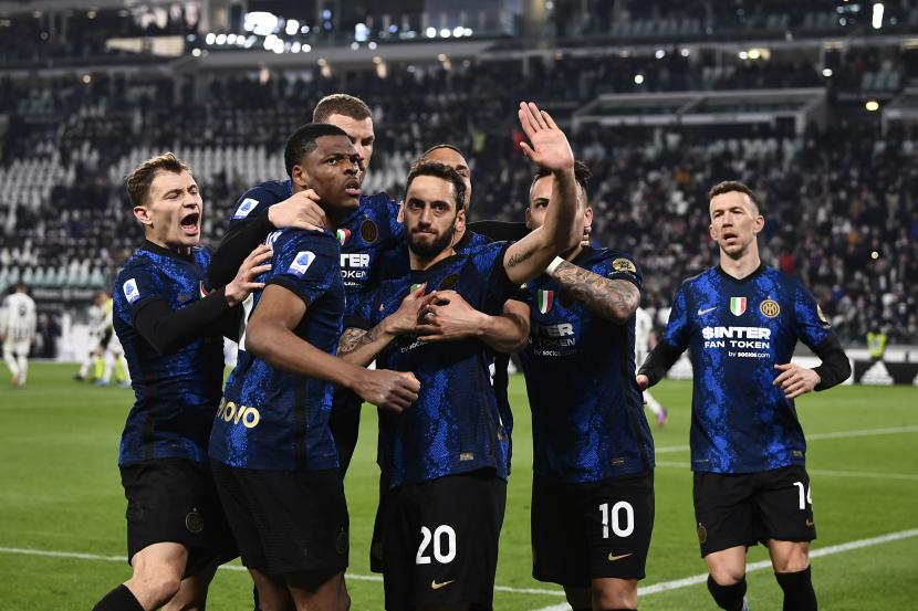 Para pemain Inter Milan merayakan gol kemenangan atas Verona dalam lanjutan Serie A Liga Italia, Ahad (10/4/2022) dini hari WIB.